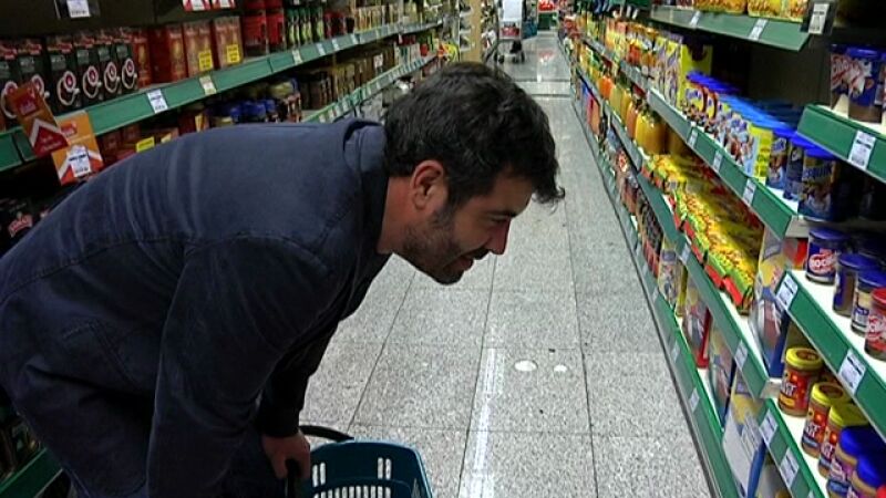 Bruno compra los ingredientes para hacer polvorones