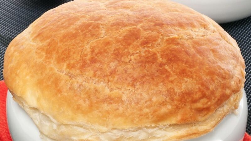 Consomé trufado con hojaldre