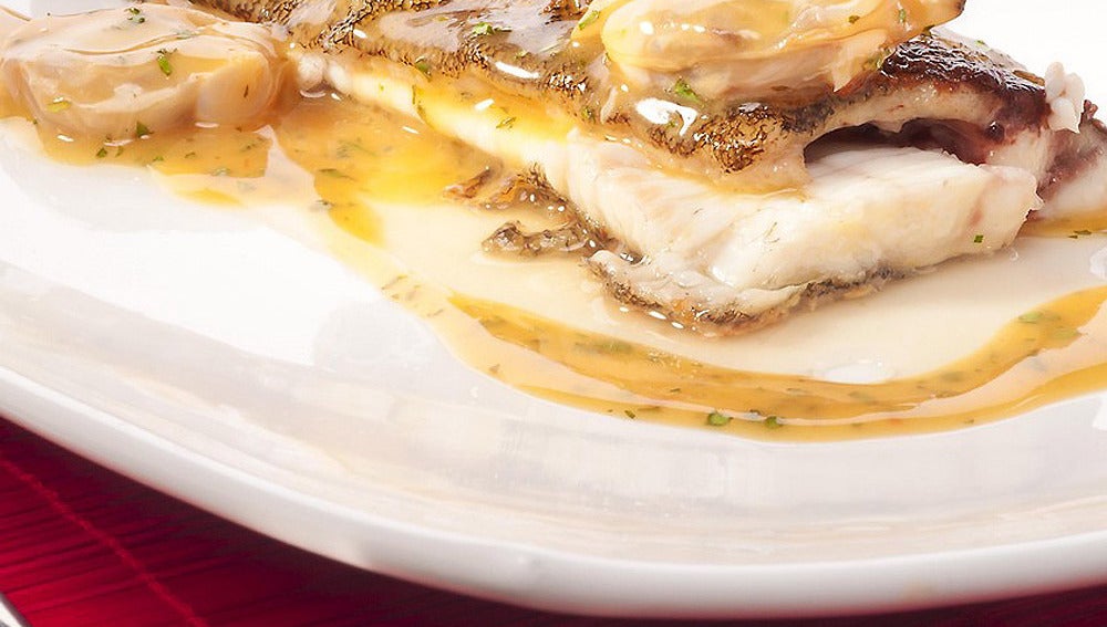 Lenguado meunière con almejas al vapor