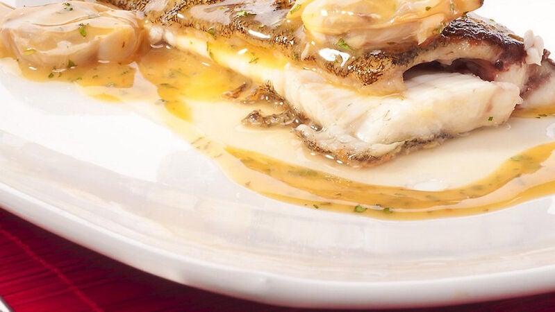 Lenguado Meunière con almejas al vapor