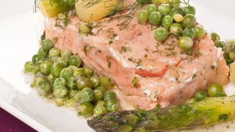 Salm&oacute;n al grill con guisantes