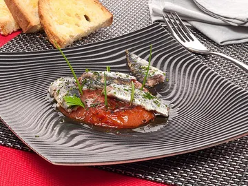 Papillote de Sardinas con pan y tomate Papillote de Sardinas con pan y tomate