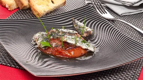 Papillote de Sardinas con pan y tomate Papillote de Sardinas con pan y tomate
