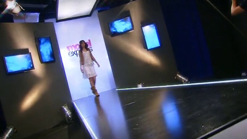Las chicas se lucen por la pasarela