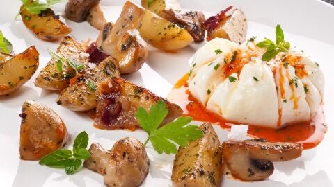 Huevo flor con champi&ntilde;ones y patatitas