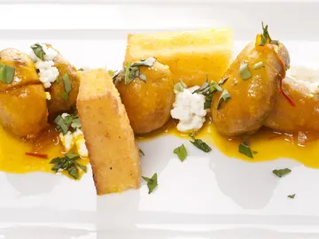 CHAMPIÑONES AL AZAFRÁN CON POLENTA CHAMPIÑONES AL AZAFRÁN CON POLENTA