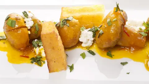 CHAMPIÑONES AL AZAFRÁN CON POLENTA CHAMPIÑONES AL AZAFRÁN CON POLENTA