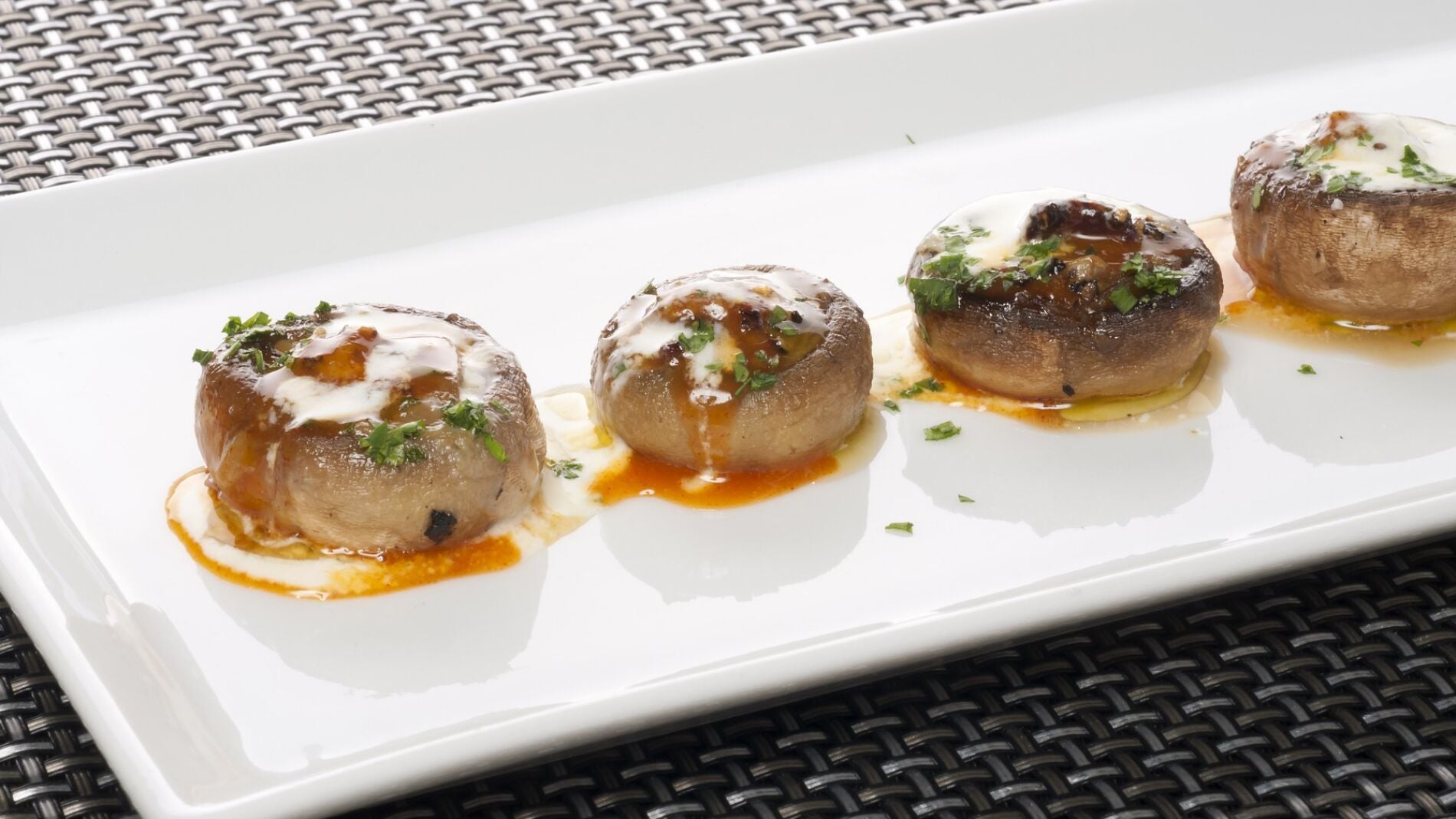 Champinones con foie, yema y nata