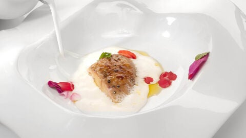 Sopa fr&iacute;a de almendras y foie