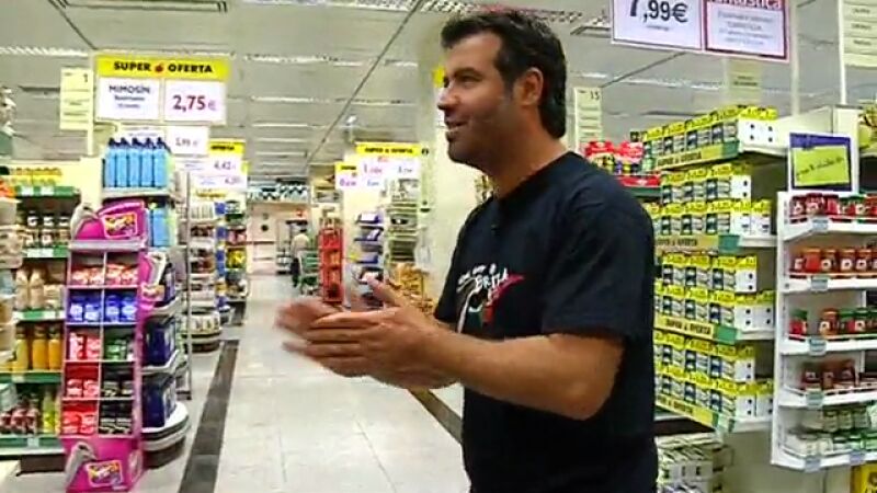 La cesta de la compra para hacer sopa fría con almendras