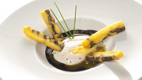 Huevo Poch&eacute; con polenta de colores