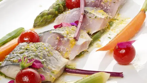 Caballa marinada con ensalada Caballa marinada con ensalada