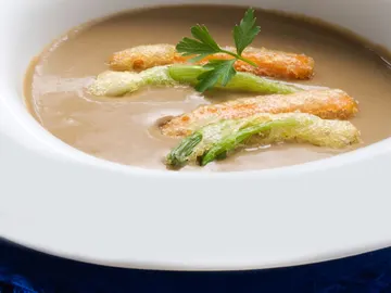Crema de lentejas con tempura de zanahorias y ajos frescos Crema de lentejas con tempura de zanahorias y ajos frescos
