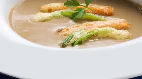 Crema de lentejas con tempura de zanahorias y ajos frescos Crema de lentejas con tempura de zanahorias y ajos frescos