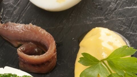 Huevos rellenos con br&oacute;coli