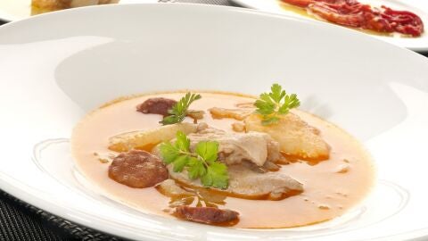 Patatas a la riojana con manitas de cerdo