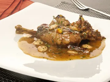 Pintada con vino dulce y frutos secos Pintada con vino dulce y frutos secos