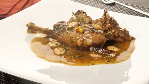 Pintada con vino dulce y frutos secos