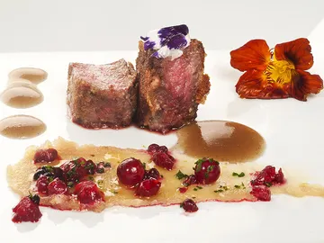 Lomo de venado con mazapán y frutos rojos Lomo de venado con mazapán y frutos rojos