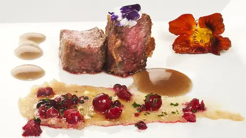Lomo de venado con mazapán y frutos rojos Lomo de venado con mazapán y frutos rojos