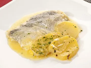 Lubina al horno con refrito cremoso Lubina al horno con refrito cremoso