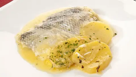 Lubina al horno con refrito cremoso Lubina al horno con refrito cremoso