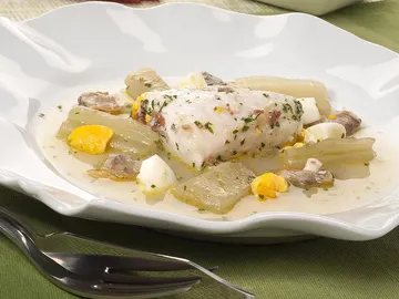 Merluza en salsa verde con caldo y almejas Merluza en salsa verde con caldo y almejas