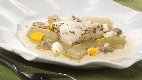Merluza en salsa verde con caldo y almejas Merluza en salsa verde con caldo y almejas