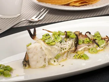 Mero asado con habas aderezadas Mero asado con habas aderezadas