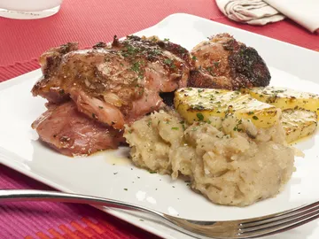Codillo asado con patatas Codillo asado con patatas