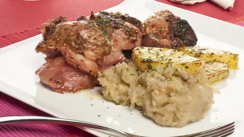Codillo asado con patatas Codillo asado con patatas
