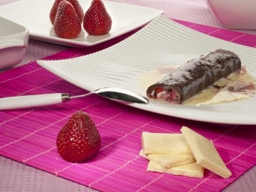 Crepes negros con fresas y chocolate blanco