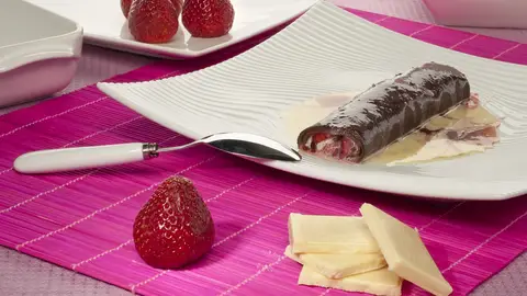 Crepes negros con fresas y chocolate blanco Crepes negros con fresas y chocolate blanco