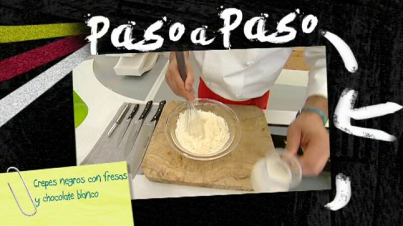 Paso a paso crepes negros con fresas y chocolate blanco