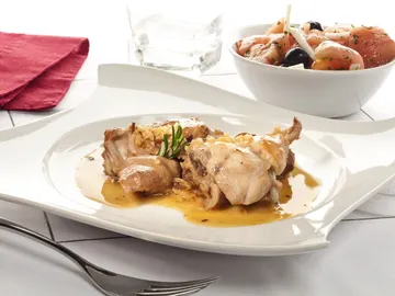 Conejo al ajillo con ensalada Conejo al ajillo con ensalada