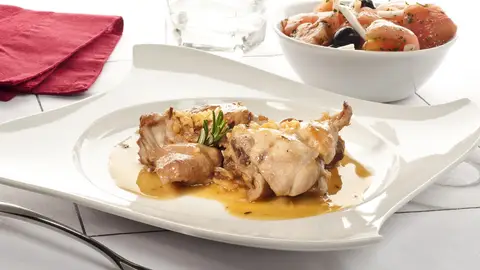 Conejo al ajillo con ensalada Conejo al ajillo con ensalada