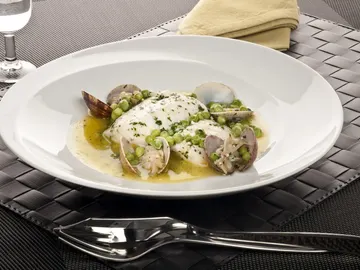 Merluza en salsa verde con guistantes y almejas Merluza en salsa verde con guistantes y almejas