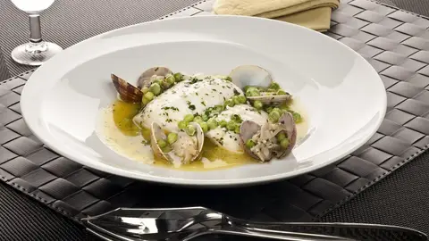 Merluza en salsa verde con guistantes y almejas Merluza en salsa verde con guistantes y almejas