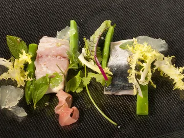 Chicharro en sal con verduras estivales Chicharro en sal con verduras estivales