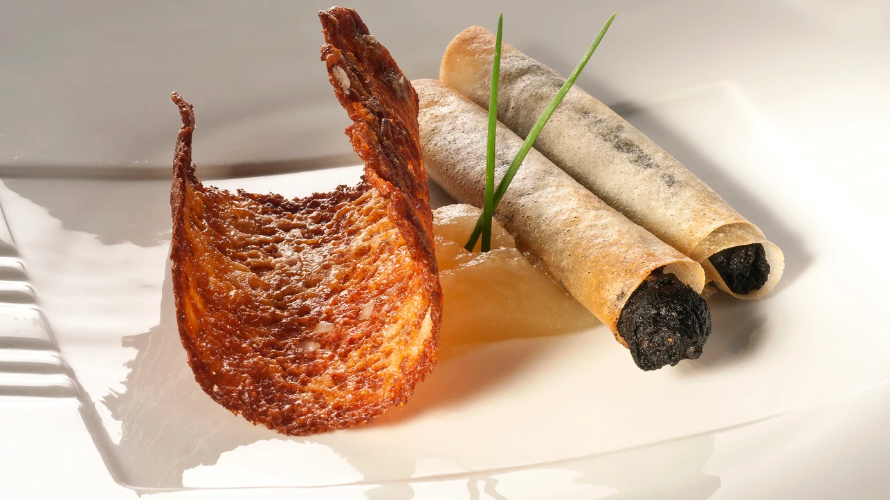 Tejas de queso y cigarrillos de morcilla