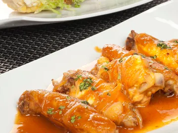 Alitas de pollo bbq y mazorca en ensalada Alitas de pollo bbq y mazorca en ensalada