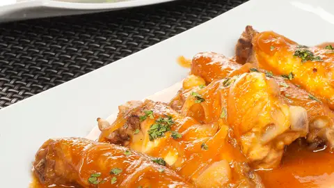 Alitas de pollo bbq y mazorca en ensalada Alitas de pollo bbq y mazorca en ensalada