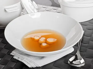 Consomé con esferas de yema y trufa Consomé con esferas de yema y trufa