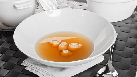 Consomé con esferas de yema y trufa Consomé con esferas de yema y trufa