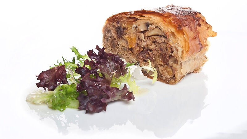 Ingredientes para hacer un rollo de carne y champiñones con frutos secos