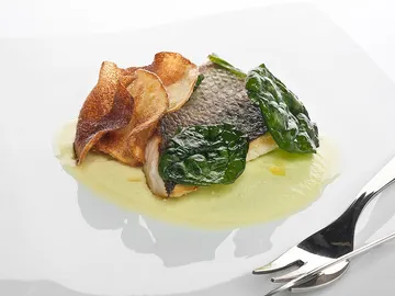 Lubina a la plancha con muselina de espárragos Lubina a la plancha con muselina de espárragos