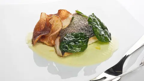 Lubina a la plancha con muselina de espárragos Lubina a la plancha con muselina de espárragos