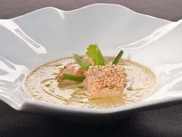 Crema de calabacín con taquitos de salmón Crema de calabacín con taquitos de salmón