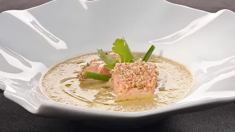 Crema de calabacín con taquitos de salmón Crema de calabacín con taquitos de salmón