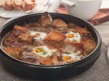 Champiñones en salsa con huevos escalfados Champiñones en salsa con huevos escalfados